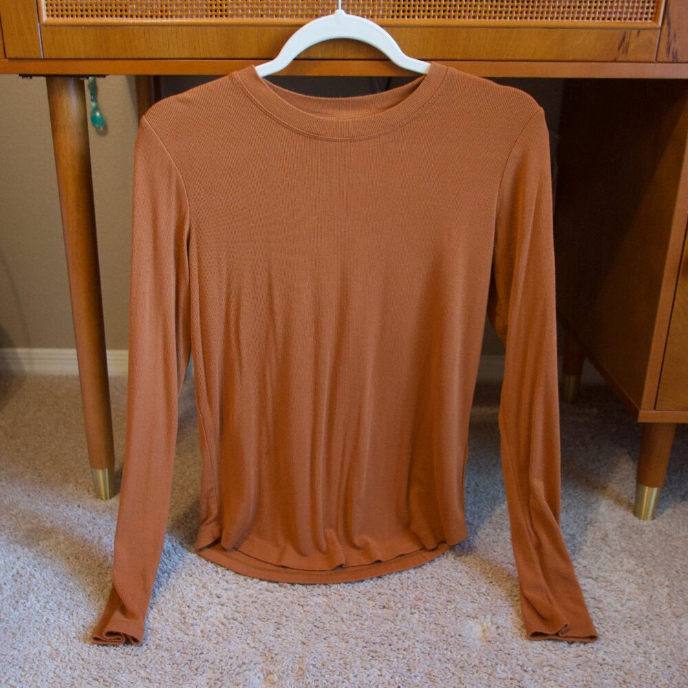 T Tahari Long Sleeve Ribbed Knit Top (Size M)